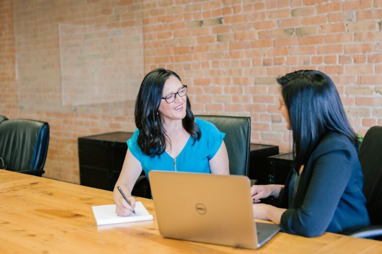 Digital SEO specialist analyzing organic keyword rankings on laptop